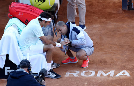 FILE PHOTO: Tennis - ATP 1000 - Italian Open - Foro Italico, Rome, Italy - May 16, 2019 Switzerland's Roger Federer receives medical attention during his third round match against Croatia's Borna Coric REUTERS/Matteo Ciambelli