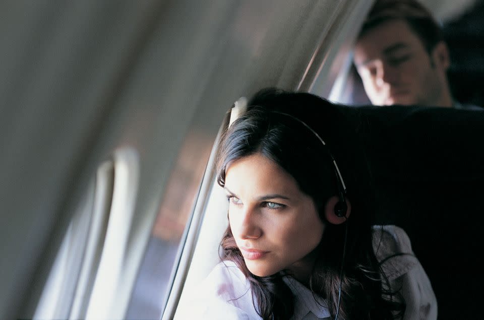 Experts advise to wear sunscreen when flying. Photo: Getty