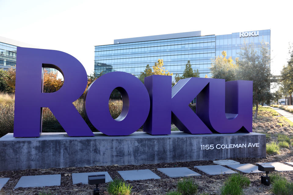 SAN JOSE, KALIFORNIEN – 18. NOVEMBER: Das Firmenlogo von Roku ist am 18. November 2022 in San Jose, Kalifornien, vor dem Hauptsitz von Roku zu sehen. Roku kündigte Pläne zur Entlassung von 200 Mitarbeitern in den Vereinigten Staaten oder fast 7 Prozent seiner Belegschaft an. (Foto von Justin Sullivan/Getty Images)