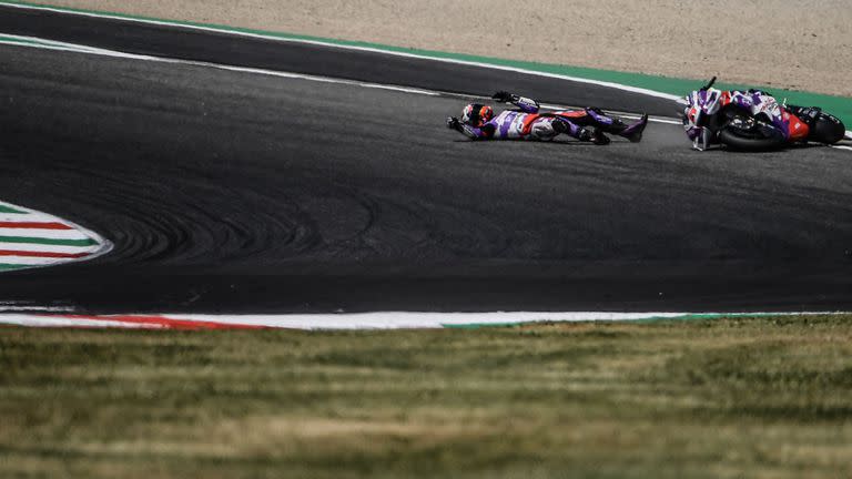 La caída de Johann Zarco durante una de las prácticas del MotoGP en Mugello.