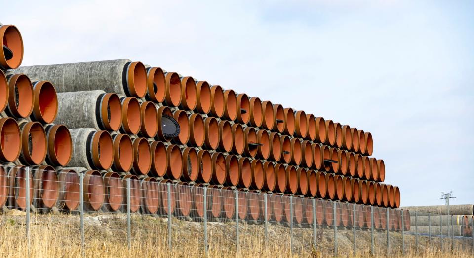 Röhren, die beim Bau der Ostseepipelin Nord Stream 2 übriggeblieben sind, lagern in Mukran. Der Bund will sie für die Anbindung von LNG-Terminals kaufen.  - Copyright: Picture Alliance