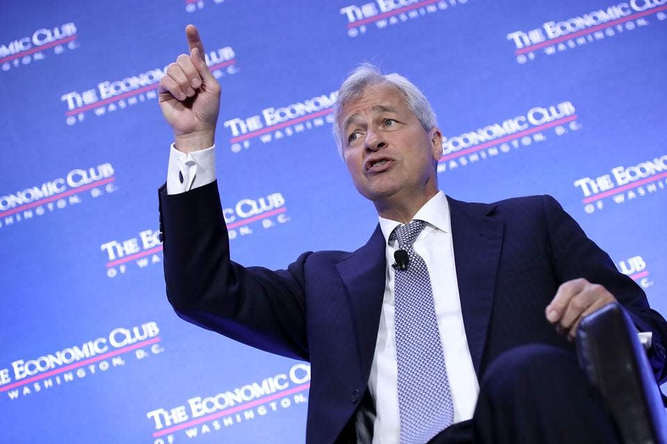 Las pérdidas de acciones en la bolsa de Wall Street. empeoraron a lo largo del día, ya que la confianza disminuyó después de que el CEO de JPMorgan, Jamie Dimon, advirtiera en CNBC que el gasto de los consumidores probablemente se debilitará el próximo año