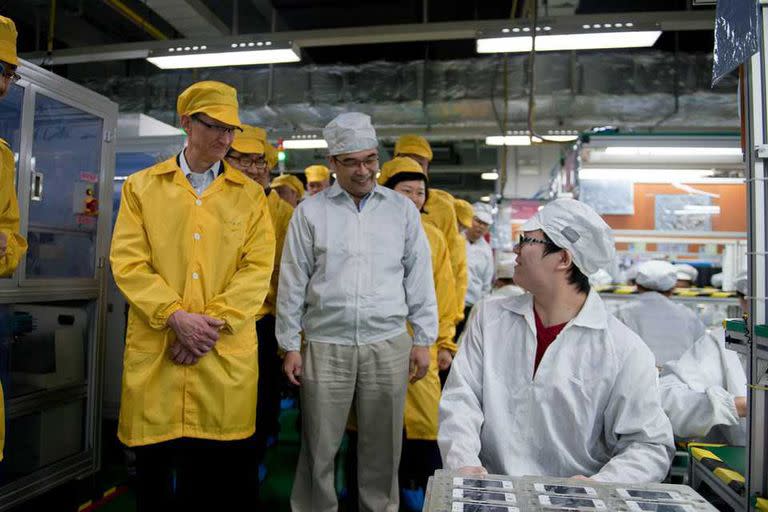 Tim Cook, CEO de Apple, durante su visita oficial a una fábrica en China