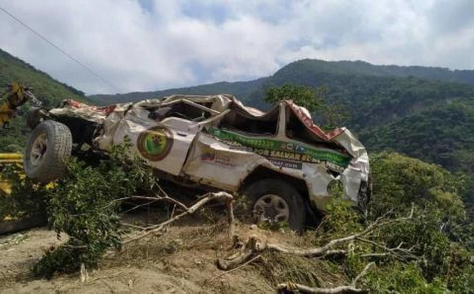 Ambulancia de rescate de animales que cayó por el acantilado. Murieron tres de sus seis ocupantes. Courtesy: Funda Bolivar