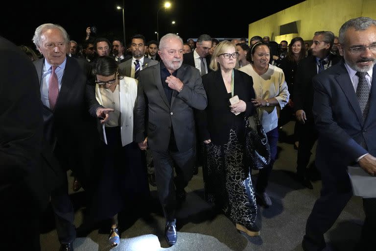 El presidente de Brasil, Luiz Inacio Lula da Silva, al centro, la presidenta de la Corte Suprema Rosa Weber, al centro a la derecha, acompañados por gobernadores y ministros en una visita de inspección y apoyo a la sede de la Corte Suprema