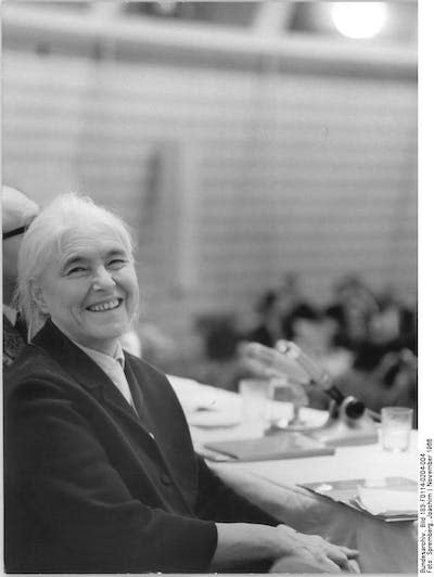 Anna Seghers, Presidenta de la Asociación Alemana de Escritores, en la 1ª Conferencia Anual de la Asociación Alemana de Escritores del 2 al 4 de noviembre de 1966 en el Palacio de Congresos de Berlín. <a href="https://commons.wikimedia.org/wiki/File:Bundesarchiv_Bild_183-F0114-0204-004,_Berlin,_1._DSV-Jahreskonferenz,_Anna_Seghers.jpg" rel="nofollow noopener" target="_blank" data-ylk="slk:German Federal Archive/Wikimedia Commons;elm:context_link;itc:0;sec:content-canvas" class="link ">German Federal Archive/Wikimedia Commons</a>, <a href="http://creativecommons.org/licenses/by-sa/4.0/" rel="nofollow noopener" target="_blank" data-ylk="slk:CC BY-SA;elm:context_link;itc:0;sec:content-canvas" class="link ">CC BY-SA</a>