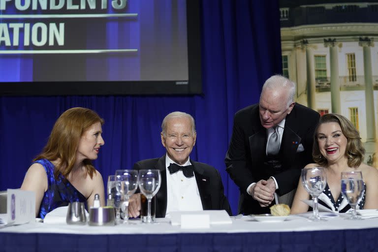 El presidente Joe Biden habla con Karen Travers, miembro de la junta de la WHCA y corresponsal en la Casa Blanca de ABC News, a la izquierda, John F. Lansing, presidente y director ejecutivo de NPR, segundo desde la derecha, y Tamara Keith, presidenta de la WHCA, corresponsal en la Casa Blanca de NPR y coanfitrión del podcast de política de NPR, a la derecha, durante la cena de la Asociación de Corresponsales de la Casa Blanca en el Washington Hilton en Washington, el sábado 29 de abril de 2023