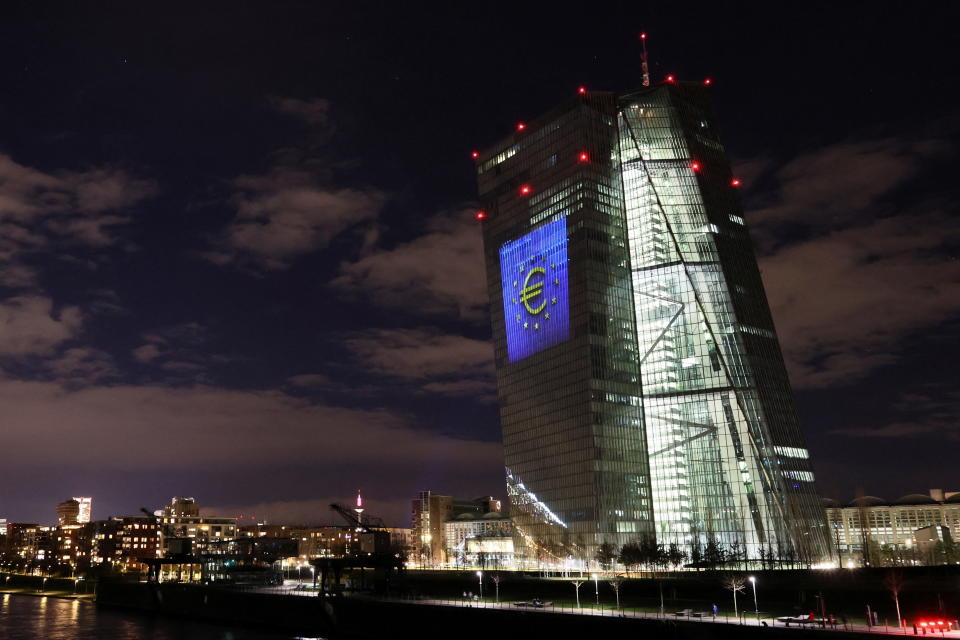 Die Europäische Zentralbank am Frankfurter Mainufer. 