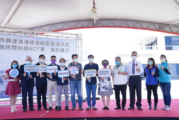 陳其邁(右六)見證興達漁港BOT案簽約儀式。   圖:高雄市政府提供