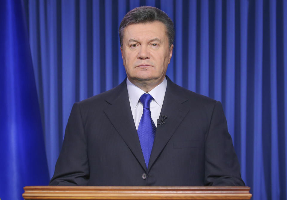 El presidente de Ucrania Viktor Yanukovych durante el mensaje televisado que dirigió a la nación el miércoles 19 de febrero de 2014. En un comunicado, Yanukovych culpó a la oposición por los hechos de violencia que causaron la muerte de 24 personas. (Foto de AP/Andrei Mosienko)