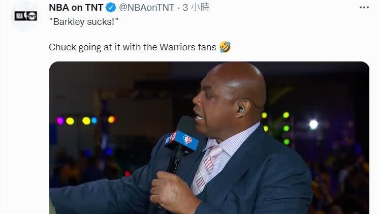 巴克利（Charles Barkley）在直播現場跟背景的勇士球迷叫囂。（圖／翻攝NBA on TNT推特）