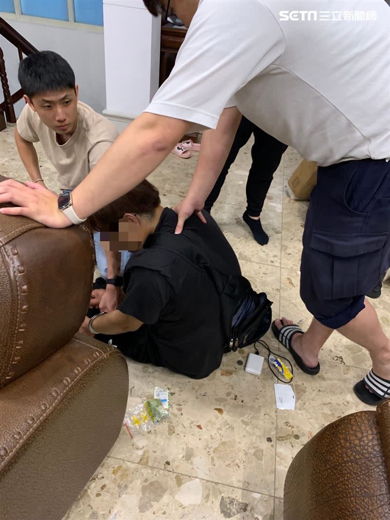 警方逮捕相嫌。（圖／翻攝畫面）