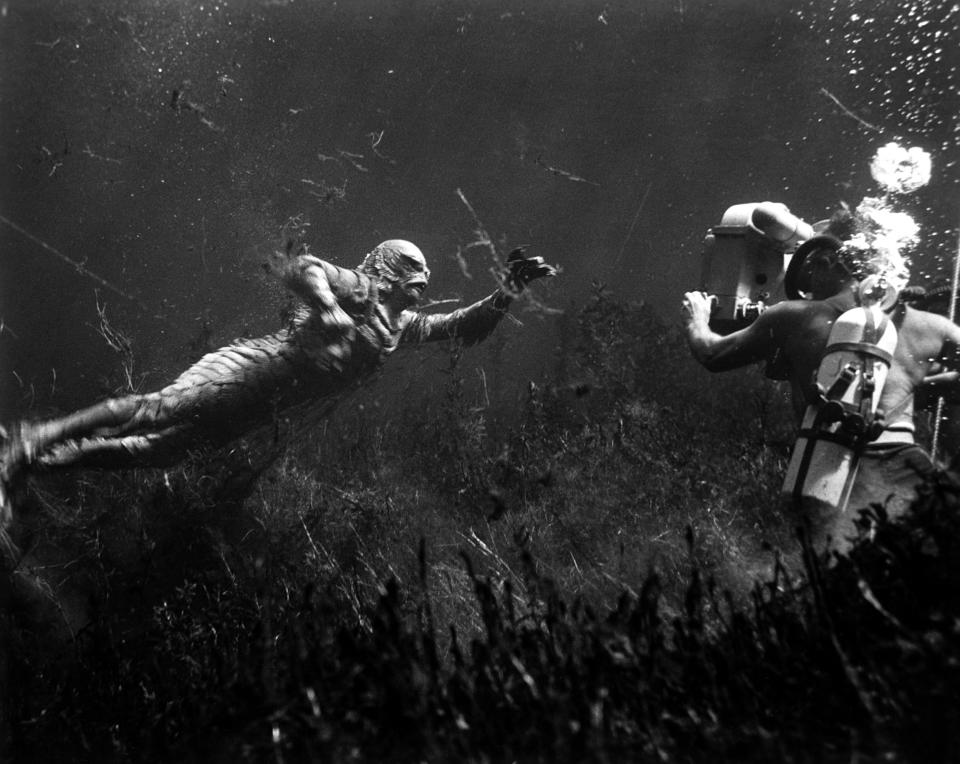 shooting underwater scene: Ricou Browning (on left, as 'The Creature'), cameraman Scotty Welbourne (on right, credited as 'Charles S. Welbourne')