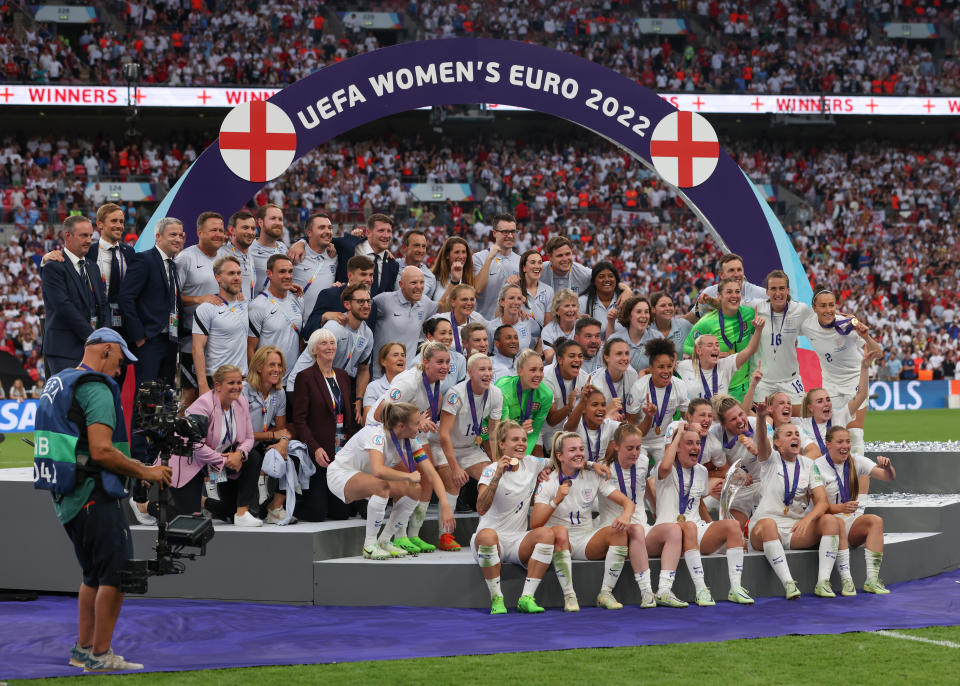 LONDON, ENGLAND - JULY 31: The England team poses on the podium for a group picture following the UEFA Women's Euro England 2022 final match between England and Germany at Wembley Stadium on July 31, 2022 in London, England. (Photo by Jonathan Moscrop/Getty Images,)