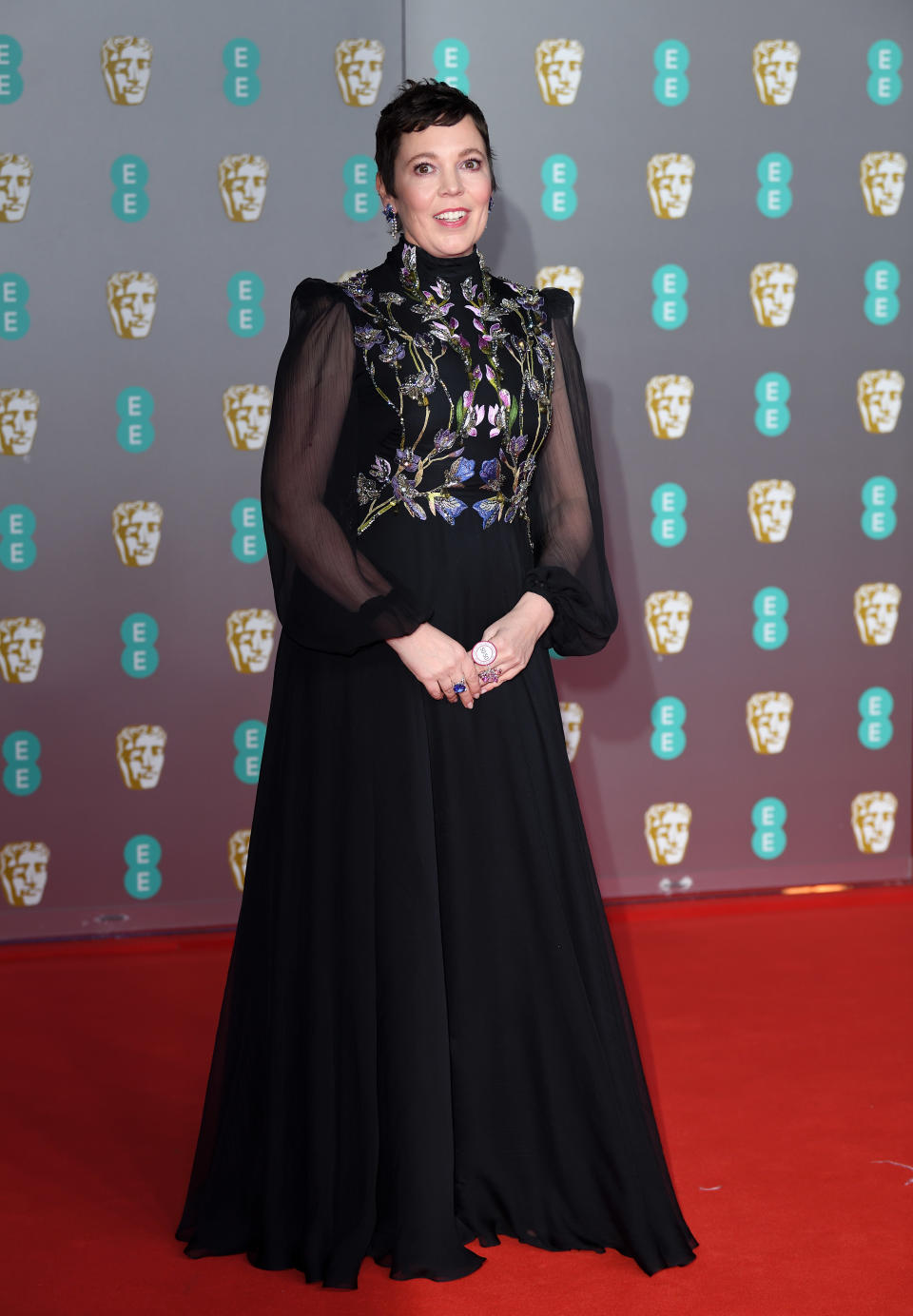 Olivia Colman, que interpreta a Isabel II en 'The Crown', también eligió un vestido de la firma Alexander McQueen. (Foto: Karwai Tang / Getty Images)