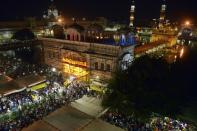 <p>Sikh devotees take part in a procession from the Golden Temple to Sri Akal Takhat Sahib in Amritsar on March 24, 2016, to mark “Hola Mohalla”. Hola Mohalla is a three day Sikh festival, in which Nihang Sikh ‘warriors’ perform Gatka (mock encounters with real weapons), tent pegging and bareback horse-riding, following the Hindu festival of Holi. / AFP PHOTO / NARINDER NANU </p>