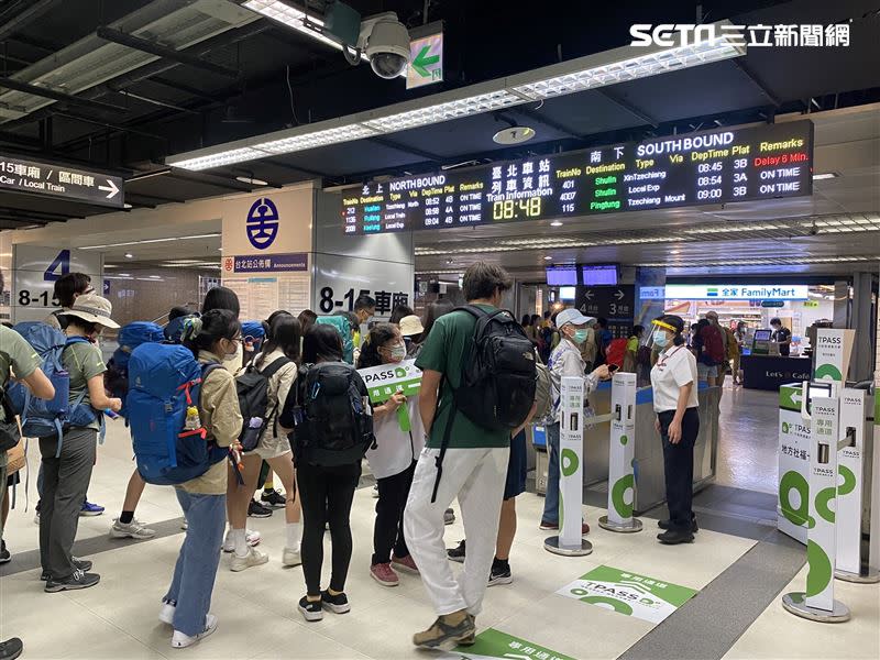 TPASS上路首日，問題多以走錯閘門為主。（圖／記者楊晏琳攝影）