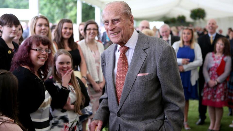 El príncipe Felipe durante la presentación de los ganadores del Premio de Oro del Duque de Edimburgo en los jardines del Palacio de Holyroodhouse el 6 de julio de 2017 en Edimburgo, Escocia.