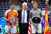 El tenista español Carlos Alcaraz (izq) y el noruego Casper Ruud (dcha) posan con el extenista estadounidense John McEnroe tras la final masculina del Abierto de EEUU en el USTA Billie Jean King Tennis Center de Nueva York, EEUU.