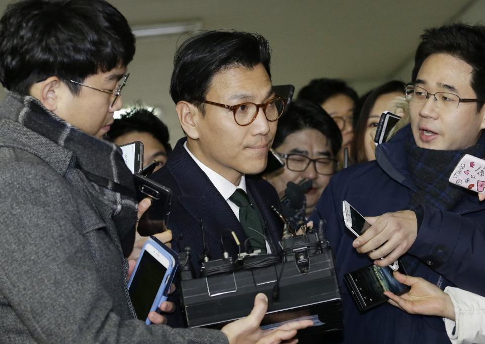 Kim Jae-youl, chief of the sports marketing unit of Samsung Group, center, arrives at the office of the independent counsel in Seoul, South Korea, Thursday, Dec. 29, 2016. South Korean investigators on Thursday summoned Kim as they look further into allegations that the business giant sponsored the president's jailed friend, Choi Soon-sil, to receive government favors. (AP Photo/Ahn Young-joon)