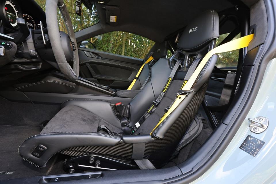 標配戰鬥感十足的雙前座賽車桶型座椅，六點式安全帶則來自選用的拉力賽運動套件。