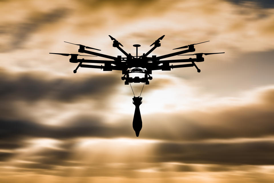 Un dron volador dotado de una bomba. (Getty Creative)