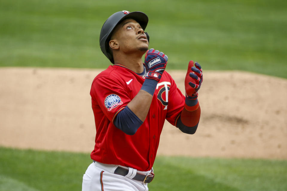 El dominicano Jorge Polanco de los Mellizos de Minnesota celebra su jonrón solitario contra los Tigres de Detroit en la primera entrada del juego de las Grandes Ligas, el viernes 4 de septiembre de 2020, en Minneapolis, Minnesota. (AP Foto/Bruce Kluckhohn)