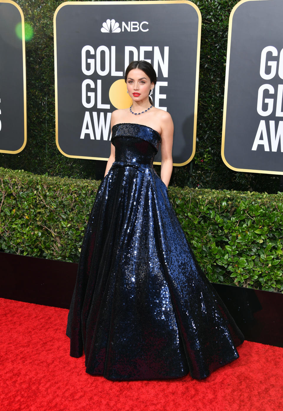 Mit einem klassischen Ballkleid macht man nichts falsch: Ana de Armas wird bei ihren allerersten Golden Globes in der nachtblauen Pailetten-Robe von Ralph & Russo zur Märchenprinzessin. (Bild: George Pimentel/WireImage)