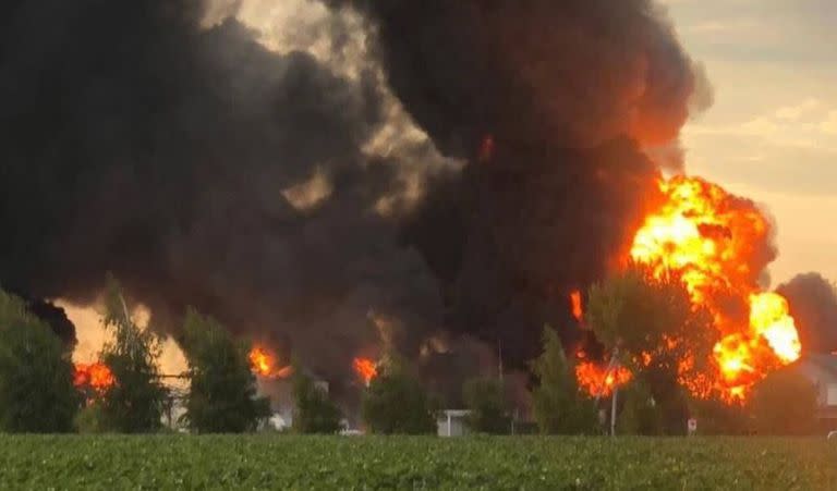Gran incendio en un depósito de combustible en Novomoskovsk, al noreste de Dnipró, la capital regional