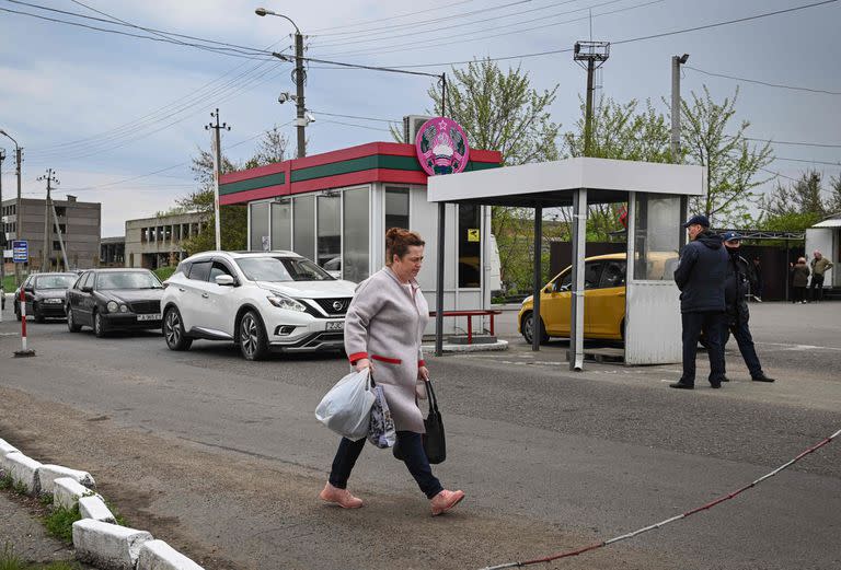 Una mujer cruza la frontera para salir de la autoproclamada "República moldava de Transnistria" en el punto fronterizo de Varnita con Moldavia, el 28 de abril de 2022