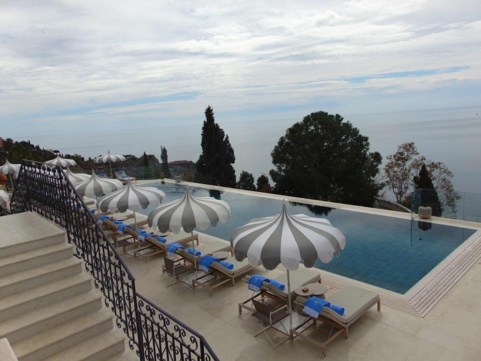 infinity pool white lotus hotel