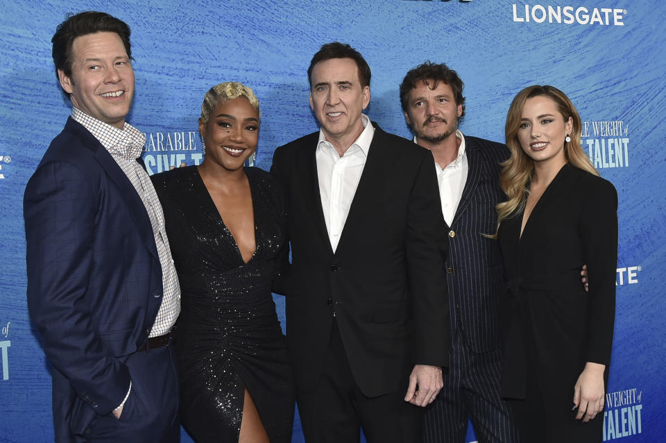 Ike Barinholtz, de izquierda a derecha, Tiffany Haddish, Nicolas Cage, Pedro Pascal, y Lily Mo Sheen llegan al estreno de "The Unbearable Weight of Massive Talent" (“El peso del talento”) en el Sindicato de Directores de Estados Unidos el 18 de abril de 2022 en Los Angeles. (Foto Richard Shotwell/Invision/AP)