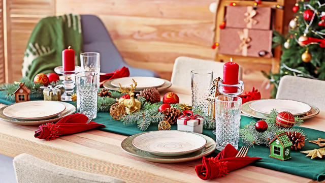 19 Festive Christmas Napkin Ideas to Upgrade Your Holiday Table