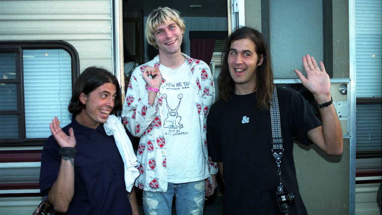  Dave Grohl,Kurt Cobain and Kirst Novoselic of Nirvana pose at the 1992 MTV Video Music Awards. 