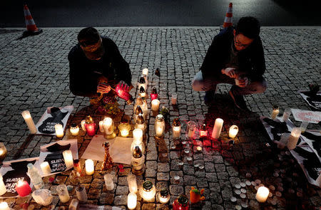 People light candles as they protest in support of Alfie Evans, in front of the British embassy building in Warsaw, Poland April 26, 2018. REUTERS/Kacper Pempel