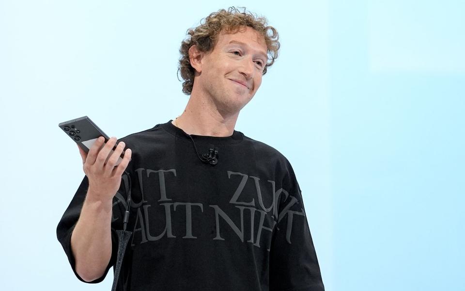 Mark Zuckerberg wearing a T-shirt with the motto 'aut Zuck aut nihil'