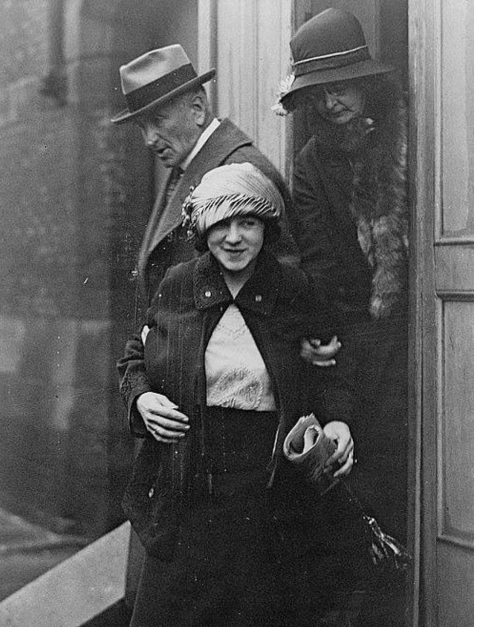 Celia Cooney verlaat de rechtbank in 1924. Haar zaak was honderd jaar geleden een mediasensatie in New York en daarbuiten.