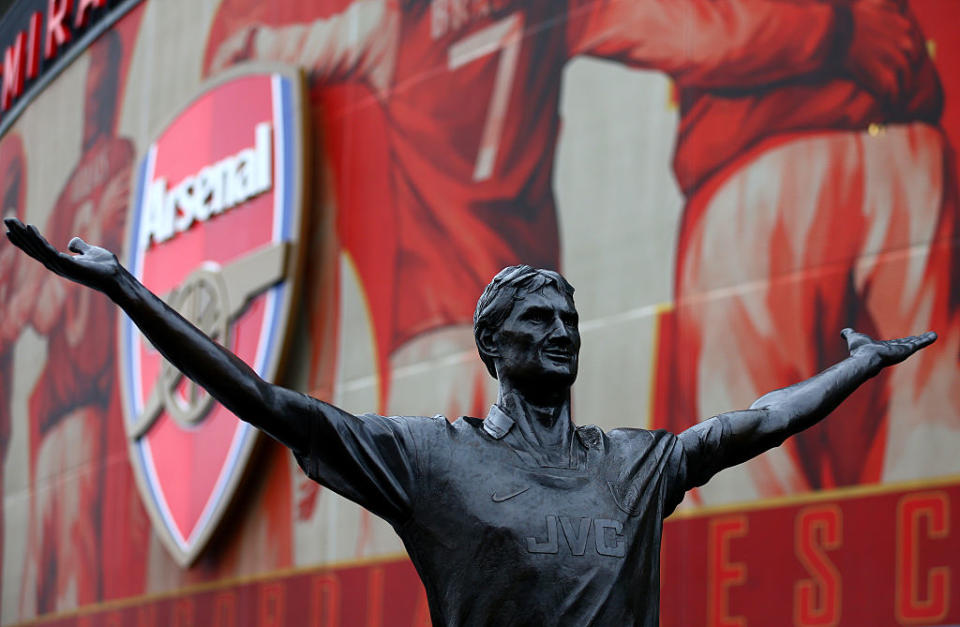 Devant l'Emirates Stadium d'Arsenal, plusieurs statues de légendes des Gunners sont érigées. Notamment celle de Tony Adams, le défenseur qui a fait toute sa carrière à Arsenal, de 1980 à 2002.