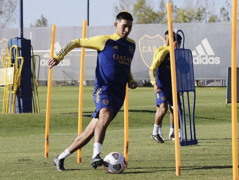 Aaron Molinas y la pelota, una relación que inició de muy chico