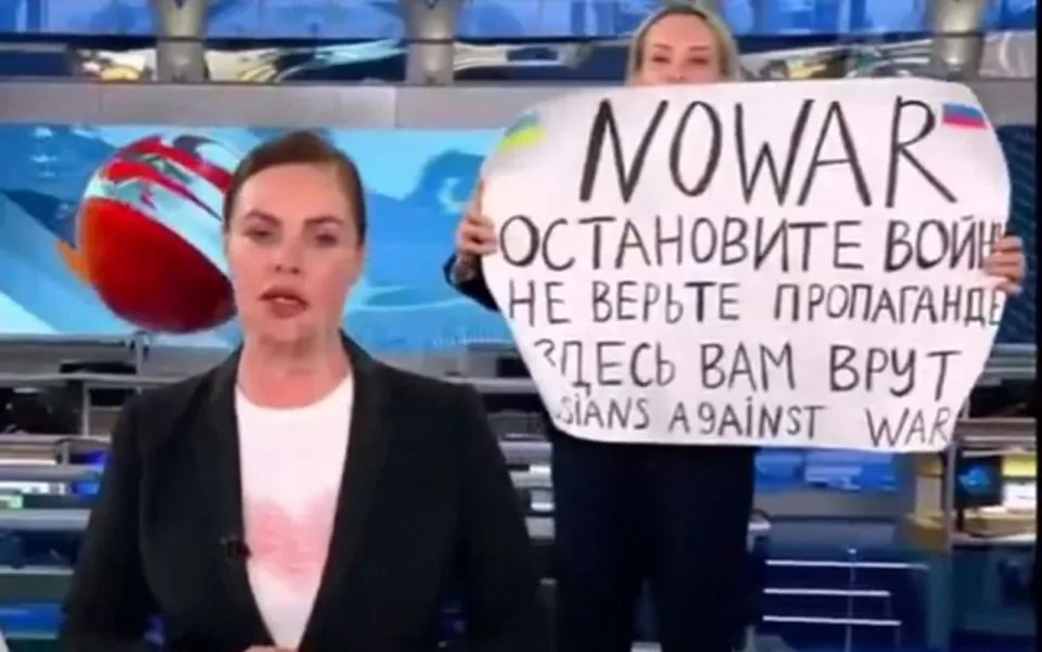 Mit einem Plakat schlich sich eine junge Frau ins russische Staatsfernsehen und protestierte gegen den Ukraine-Krieg. (Bild: Twitter)
