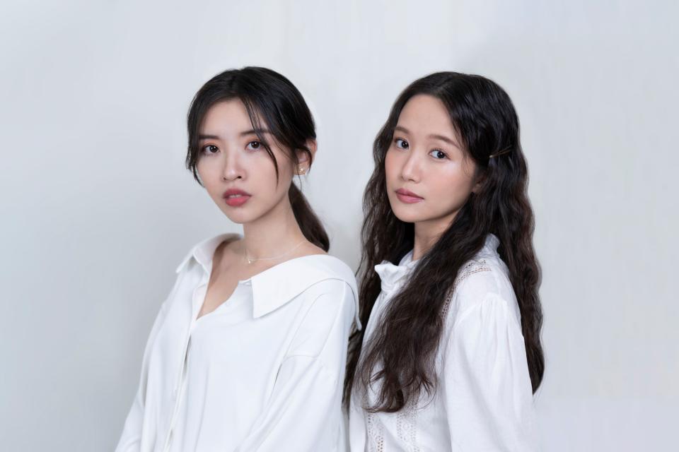 &#x0025b2;&#x00738b;&#x0055ac;&#x005c39; (&#x0053f3;) &#x008207;&#x00597d;&#x0053cb;&#x005982;Julissa (&#x005de6;) &#x00651c;&#x00624b;&#x00ff0c;&#x004e00;&#x008b5c;&#x0066f2;&#x004e00;&#x005beb;&#x008a5e;&#x00ff0c;&#x0063a8;&#x0051fa;&#x006696;&#x005fc3;&#x0055ae;&#x0066f2;&#x003008;&#x005728;&#x006211;&#x00559c;&#x006b61;&#x0081ea;&#x005df1;&#x007684;&#x006642;&#x005019;&#x003009;&#x003002;