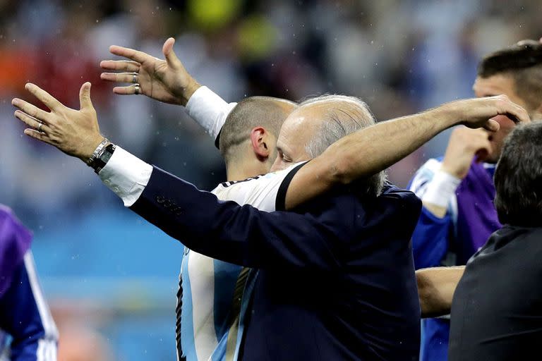 Mascherano y Sabella se funden en un abrazo infinito