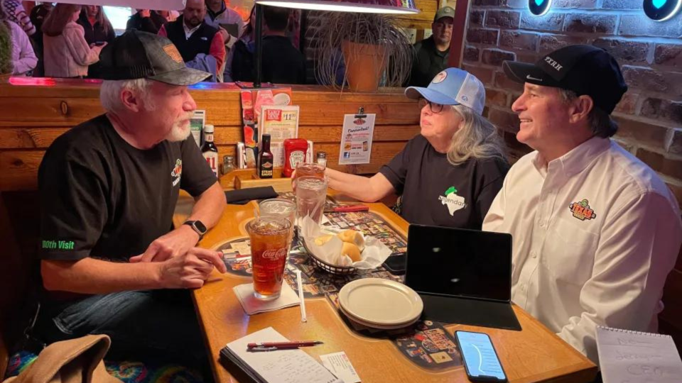 The McNamaras (left and center) with Texas Roadhouse CEO Jerry Morgan (Texas Roadhouse)