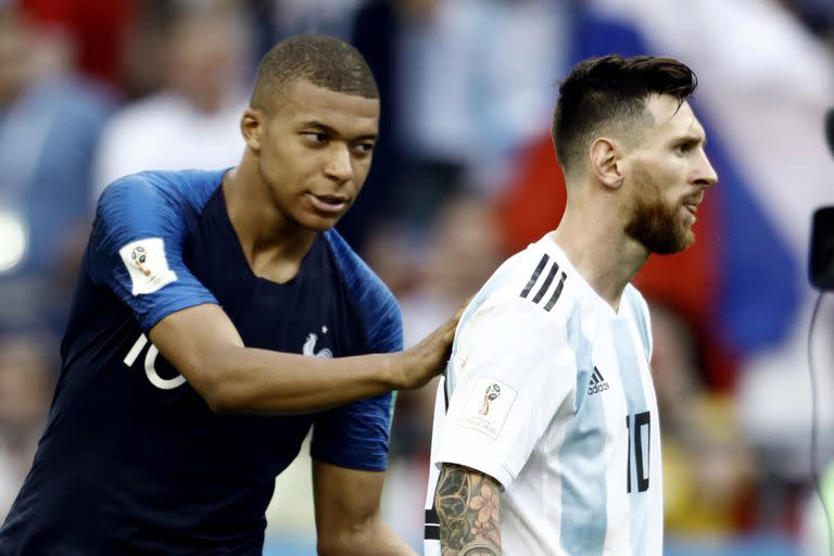 Kylian Mbappé y Lionel Messi en Rusia 2018; luego serían compañeros en el PSG y para algunos hay ahí una señal de lo que ocurrirá el domingo