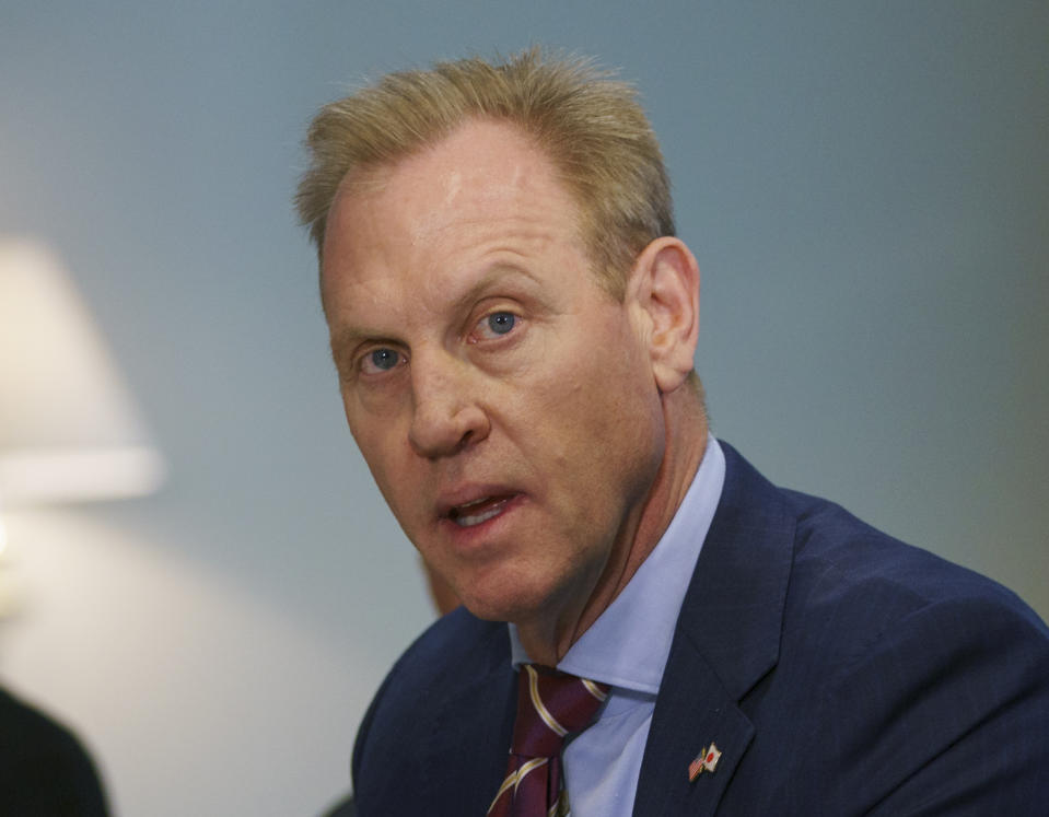 El secretario interino de Defensa de Estados Unidos, Patrick Shanahan, hace declaraciones al principio de una reunión con el ministro de Defensa de Japón, Takeshi Iwaya, en el Pentágono, sobre la muerte de efectivos estadounidenses a causa de una explosión cuando efectuaban un patrullaje de rutina en Siria, el miércoles 16 de enero de 2019. (AP Foto/Carolyn Kaster)