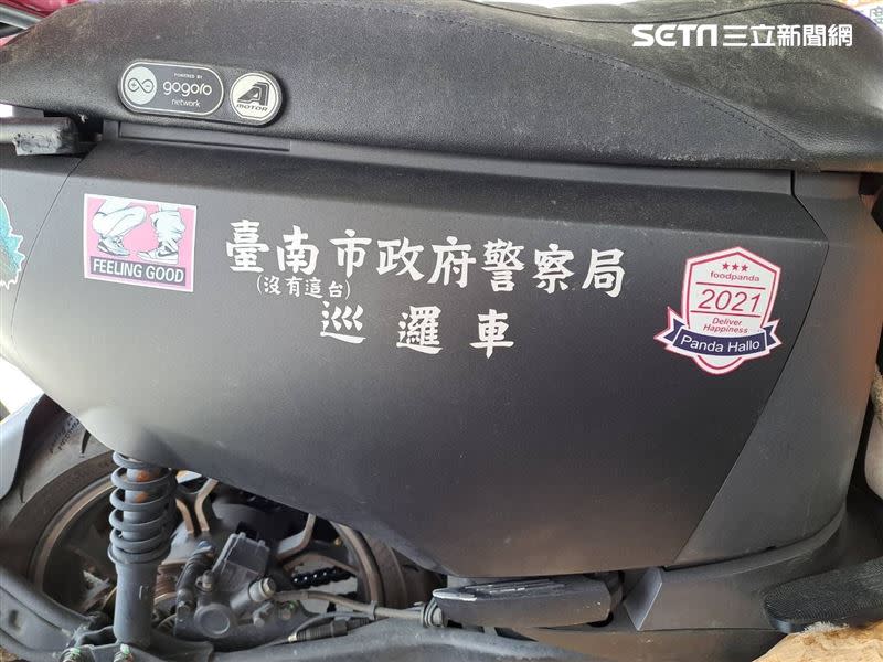 高男機車車身貼有「臺南市政府警察局巡邏車」等字樣。（圖／翻攝畫面）