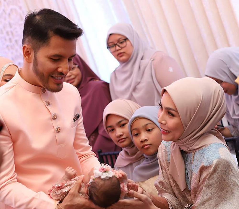 Aliff shows off baby Raudhah to guests during the Thanksgiving and Aqiqah ceremony held at his home on December 19. — Picture via Instagram/@aliffsyukriterlajaklaris