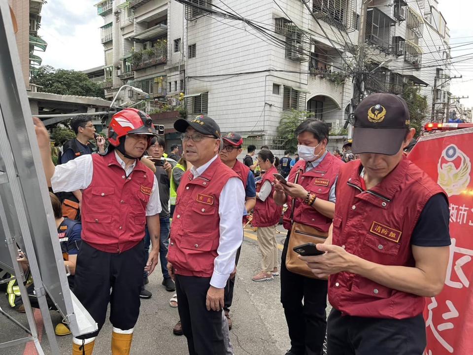 新北市土城區民宅13日凌晨發生大火，釀成3人死亡，新北市長侯友宜到場關心。（圖：臉書）