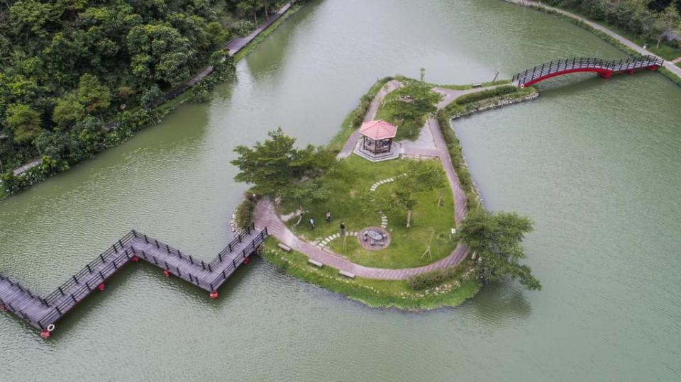 挑夫古道由700多階鐵道枕木鋪成，簡單好走，輕鬆就能俯瞰湖景。圖：翻攝自宜蘭勁好玩網站