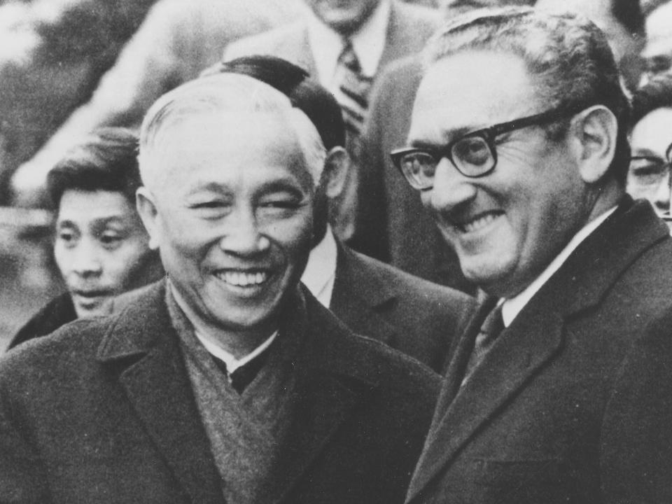Le duc tho and henry kissinger